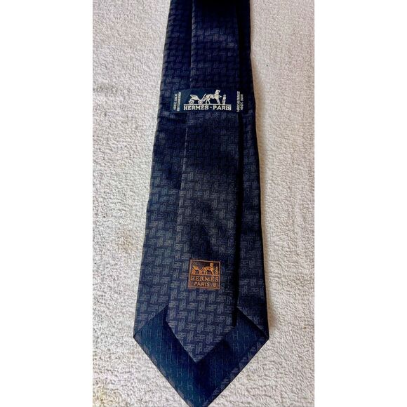 HERMÈS Navy Tie Silk Men Pattern Logo France-Worn by Actor on TV Show - Picture 2 of 3